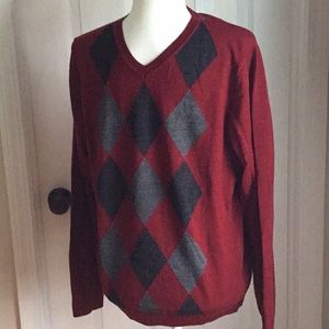 EUC burgundy argyle v neck